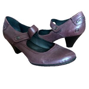 Born Shoe Women’s 8 Leather 2” Heel Studs Arch Strap Academia Witchy Fairy